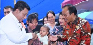 Bupati dan Wakil Bupati Samosir Pantau Ketersediaan Bahan Pokok Jelang Idul Fitri Menjelang perayaan Idul Fitri 1446 Hijriah, Bupati Samosir Vandiko Timotius Gultom bersama Wakil Bupati Ariston Tua Sidauruk melakukan pemantauan langsung ketersediaan dan harga bahan pokok di Pasar Tradisional Ambarita, Kecamatan Simanindo, Kamis (27/3) f,diskominfo Samosir