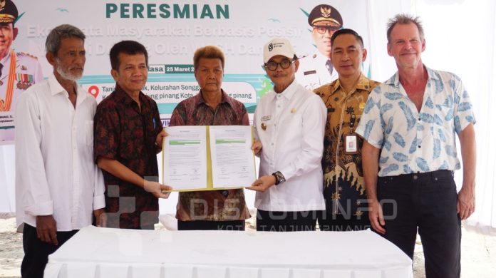 Wakil Wali Kota Tanjungpinang, Raja Ariza, menghadiri acara peresmian Proyek WASH (Water, Sanitation, Hygiene) dan penanaman bakau yang diselenggarakan oleh Yayasan Loola Komunitas pada Selasa (25/03/2025). f,diskominfo Tanjungpinang