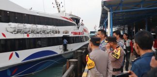 Kapolresta Tanjungpinang Pantau Kesiapan Mudik Laut, Periksa Kondisi Nahkoda Kapal Kapolresta Tanjungpinang Kombes Pol Hamam Wahyudi memimpin pemeriksaan keselamatan pelayaran di Pelabuhan Sri Bintan Pura, Jumat (28/3). f,Polresta Tanjungpinang