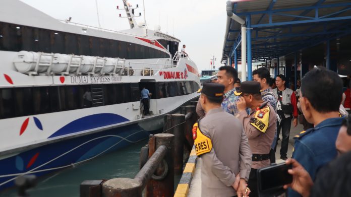 Kapolresta Tanjungpinang Kombes Pol Hamam Wahyudi memimpin pemeriksaan keselamatan pelayaran di Pelabuhan Sri Bintan Pura, Jumat (28/3). f,Polresta Tanjungpinang