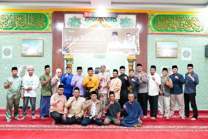 Sekretaris Daerah Kota Batam, Jefridin, mewakili Wali Kota Batam, Amsakar Ahmad, dalam kegiatan Safari Ramadhan Tingkat Kota Batam di Masjid Nurul Falah Pulau Temoyong, Kelurahan Temoyong, Kecamatan Bulang, Selasa (18/03/2025). F,Iwan Pemko Batam