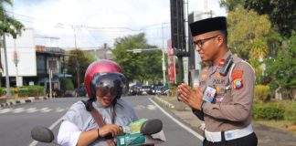 Polantas Tanjungpinang Berbagi Takjil di Jalan Raya, Wujud Kepedulian di Bulan Ramadan Unit Regident Satuan Lalu Lintas Polresta Tanjungpinang yang sedang menggelar aksi sosial "Berbagi Takjil" di bulan suci Ramadan 1446 H. Bertempat di depan Kantor Samsat Tanjungpinang, Senin (10/3/2025). f,Polresta Tanjungpinang