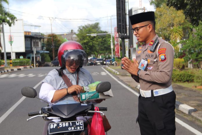 Unit Regident Satuan Lalu Lintas Polresta Tanjungpinang yang sedang menggelar aksi sosial 