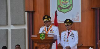 Wali Kota Lis Darmansyah Sampaikan Visi-Misi 2025-2030 di Hadapan DPRD Tanjungpinang Penyampaian Pidato Sambutan Wali Kota Tanjungpinang terkait Visi dan Misi Wali Kota dan Wakil Wali Kota Tanjungpinang masa jabatan 2025-2030. Rapat ini berlangsung di Ruang Rapat Paripurna DPRD Kota Tanjungpinang, Senin (03/03/2025). f,Diskominfo Tanjungpinang