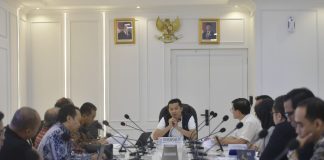 Wamenpora Taufik Hidayat Bahas Kerja Sama Beasiswa Keolahragaan dengan LPDP Wakil Menteri Pemuda dan Olahraga Republik Indonesia (Wamenpora RI) Taufik Hidayat memimpin rapat penjajakan kerja sama dengan Lembaga Pengelola Dana Pendidikan (LPDP) terkait beasiswa keolahragaan di Kemenpora, Jakarta, Kamis (6/3). (foto:bagus/kemenpora.go.id)