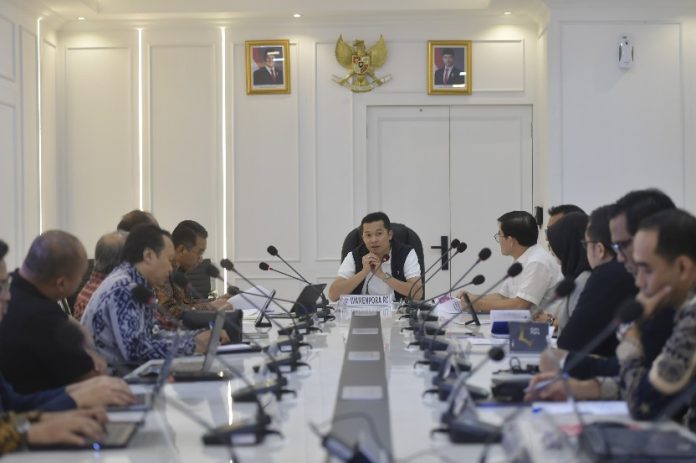 Wakil Menteri Pemuda dan Olahraga Republik Indonesia (Wamenpora RI) Taufik Hidayat memimpin rapat penjajakan kerja sama dengan Lembaga Pengelola Dana Pendidikan (LPDP) terkait beasiswa keolahragaan di Kemenpora, Jakarta, Kamis (6/3). (foto:bagus/kemenpora.go.id)