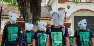 AJI Surabaya Kecam Polisi yang Pukul dan Intimidasi Jurnalis Saat Meliput Demo Tolak UU TNI Aliansi Jurnalis Independen (AJI) Surabaya mengecam tindakan intimidasi dan kekerasan yang dilakukan polisi terhadap dua jurnalis yang meliput aksi penolakan revisi Undang-Undang TNI di depan Gedung Negara Grahadi, Surabaya, Senin, 24 Maret 2025. f,AJI Surabaya