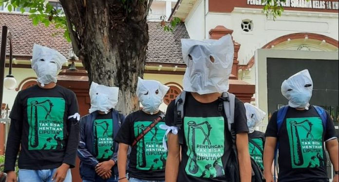 Aliansi Jurnalis Independen (AJI) Surabaya mengecam tindakan intimidasi dan kekerasan yang dilakukan polisi terhadap dua jurnalis yang meliput aksi penolakan revisi Undang-Undang TNI di depan Gedung Negara Grahadi, Surabaya, Senin, 24 Maret 2025. f,AJI Surabaya