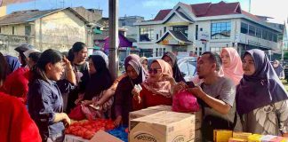 Gerakan Pangan Murah (GPM) DPPP Tanjungpinang Diserbu Warga, Harga Pokok Lebih Murah Dibanding Pasar Gerakan Pangan Murah (GPM) yang digelar oleh Dinas Pertanian, Pangan, dan Perikanan (DPPP) Kota Tanjungpinang bekerja sama dengan Bank Indonesia dalam rangka menyambut Ramadan 1446 Hijriah, disambut antusias warga di lapangan samping Bank BNI, Jalan Tengku Umar, Tanjungpinang, Kamis (13/3/2025). F, diskominfo Tanjungpinang