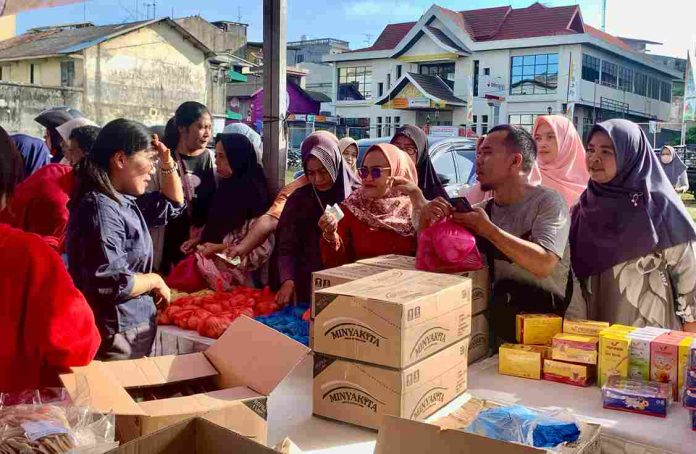 Gerakan Pangan Murah (GPM) yang digelar oleh Dinas Pertanian, Pangan, dan Perikanan (DPPP) Kota Tanjungpinang bekerja sama dengan Bank Indonesia dalam rangka menyambut Ramadan 1446 Hijriah, disambut antusias warga di lapangan samping Bank BNI, Jalan Tengku Umar, Tanjungpinang, Kamis (13/3/2025). F, diskominfo Tanjungpinang