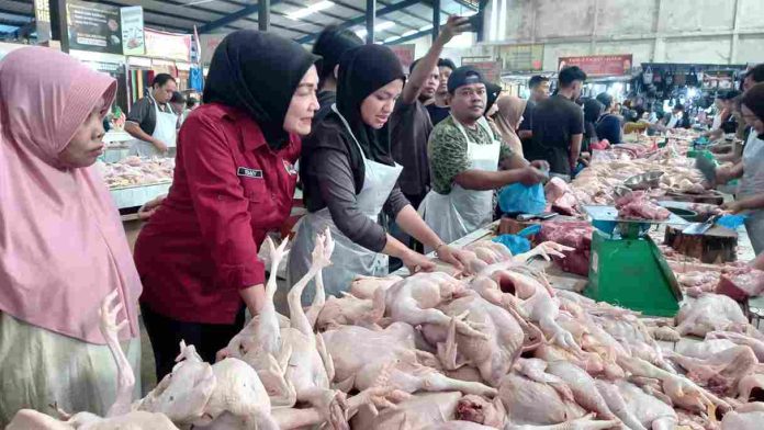Menjelang Idulfitri 1446 H, jajaran Dinas Perdagangan dan Perindustrian (Disdagin) Kota Tanjungpinang bersama Satgas Pangan Polresta melakukan pemantauan harga dan ketersediaan sembako di Pasar Bintan Center, Jumat (28/3). f,diskominfo Tanjungpinang