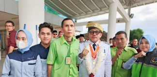 Bangga Bisa Berfoto dengan Wali Kota. Cleaning Service Bandara RHF “Ini Bukti Pak Lis Bermasyarakat” Tidak ketinggalan, para pekerja Pekerja cleaning service Bandara RHF menyempatkan diri foto bersama dengan Wali Kota Tanjungpinang, Lis Darmansyah di Bandara RHF, Sabtu (1/3/2025). F, BI