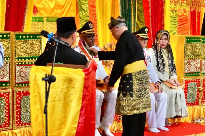 Wali Kota Tanjungpinang dan Wakil Wali Kota Tanjungpinang, Raja Ariza mengikuti prosesi tradisi adat Melayu, termasuk prosesi tepuk tepung tawar, di kantor Lembaga Adat Melayu (LAM) Kota Tanjungpinang, Sabtu (1/3/2025). F, BI