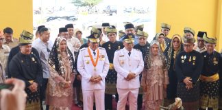 Tepuk Tepung Tawar untuk Gubernur dan Wagub Kepri, Kapolda: Semoga Membawa Kesejahteraan Masyarakat Kapolda Kepulauan Riau (Kepri), Irjen Pol Asep Safrudin, menghadiri kegiatan tradisi tepuk tepung tawar adat Melayu yang ditujukan kepada Gubernur Kepri, H. Ansar Ahmad, dan Wakil Gubernur Kepri, Nyanyang Haris Pratamura di Gedung Indra Sakti Lembaga Adat Melayu (LAM) Provinsi Kepri ini berlangsung, Sabtu (1/3/2025). F, Polda Kepri