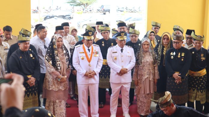 Kapolda Kepulauan Riau (Kepri), Irjen Pol Asep Safrudin, menghadiri kegiatan tradisi tepuk tepung tawar adat Melayu yang ditujukan kepada Gubernur Kepri, H. Ansar Ahmad, dan Wakil Gubernur Kepri, Nyanyang Haris Pratamura di Gedung Indra Sakti Lembaga Adat Melayu (LAM) Provinsi Kepri ini berlangsung, Sabtu (1/3/2025). F, Polda Kepri