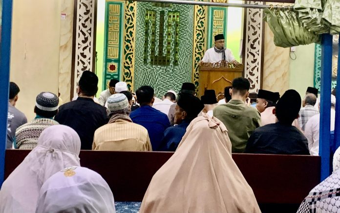 Wali Kota Tanjungpinang, H. Lis Darmansyah, bersama Wakil Wali Kota Raja Ariza, melaksanakan Safari Ramadan perdana di Masjid Nurul Iman, Jalan Pancur, Kelurahan Bukit Cermin, Rabu (5/3/2025) malam. F, diskominfo Tanjungpinang