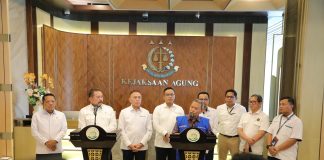 Jaksa Agung Terima Kunjungan Dirut Pertamina Bahas Penegakan Hukum Kasus Dugaan Korupsi Tata Kelola Minyak Mentah Jaksa Agung Republik Indonesia, Burhanuddin, menerima kunjungan Direktur Utama PT Pertamina (Persero), Simon Aloysius Mantiri, di Gedung Utama Kejaksaan Agung, Jakarta, Kamis (6/3/2025). F, Kejagung