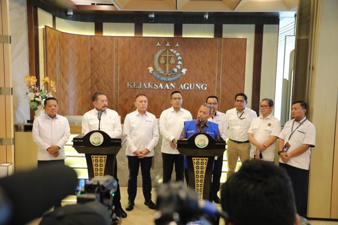 Jaksa Agung Republik Indonesia, Burhanuddin, menerima kunjungan Direktur Utama PT Pertamina (Persero), Simon Aloysius Mantiri, di Gedung Utama Kejaksaan Agung, Jakarta, Kamis (6/3/2025). F, Kejagung