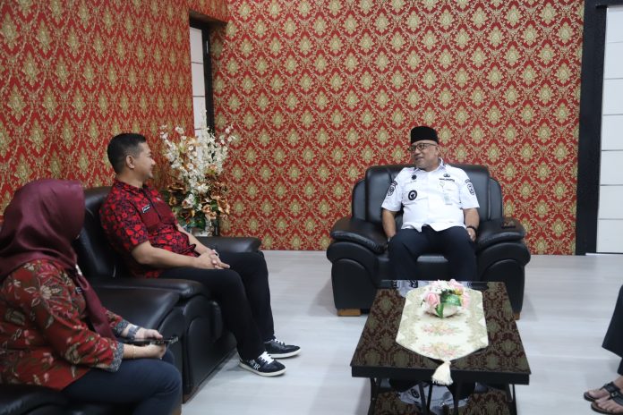 Wali Kota Tanjungpinang, Lis Darmansyah menerima kunjungan silaturahmi dan audiensi Kepala Badan Narkotika Nasional (BNN) Kota Tanjungpinang, Kombes Pol Abdul Hafidz, di Ruangan Wali Kota, Selasa (18/03/2025). F, diskominfo Tanjungpinang