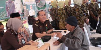 Kejaksaan Tinggi Kepulauan Riau Gelar Program OM JAK MENJAWAB di Tanjungpinang Kejaksaan Tinggi (Kejati) Kepulauan Riau menggelar program “Obrolan Menarik Jaksa Menjawab” (OM JAK MENJAWAB) di lapangan Kantor Kejati Kepri, Kamis (20/3). F, Kejati Kepri