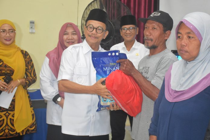 Penyaluran bantuan diawali di Kecamatan Tanjungpinang Kota, Kamis (20/3) oleh Wakil Wali Kota Tanjungpinang, H. Raja Ariza f, diskominfo Tanjungpinang