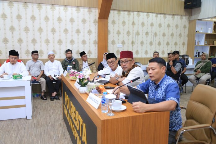 Pemko Tanjungpinang dan Polresta Tanjungpinang menggelar rapat penanganan bencana alam di Tanjungpinang digelar di Rupatama Mapolresta Tanjungpinang, Kamis (20/3/2025). F, Polresta Tanjungpinang