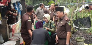 Kejati Kepri dan IAD Berbagi Kebahagiaan di Bulan Ramadhan, Bantu Warga Kurang Mampu dan Anak Yatim Kepala Kejaksaan Tinggi (Kajati) Kepulauan Riau, Teguh Subroto, beserta jajaran dan Ketua Ikatan Adhyaksa Dharmakarini (IAD) Wilayah Kepri, Ny. Ariastuti Teguh, bersama pengurus IAD menggelar kegiatan bakti sosial. Kegiatan ini bertujuan untuk meringankan beban masyarakat kurang mampu f, Kajati Kepri