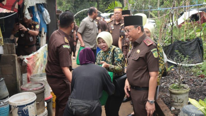 Kepala Kejaksaan Tinggi (Kajati) Kepulauan Riau, Teguh Subroto, beserta jajaran dan Ketua Ikatan Adhyaksa Dharmakarini (IAD) Wilayah Kepri, Ny. Ariastuti Teguh, bersama pengurus IAD menggelar kegiatan bakti sosial. Kegiatan ini bertujuan untuk meringankan beban masyarakat kurang mampu f, Kajati Kepri