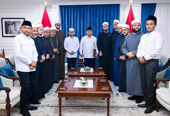 Presiden Prabowo Subianto menerima kunjungan Ustaz Adi Hidayat bersama sejumlah perwakilan dari Universitas Al Azhar Kairo di Ruang Majelis, lingkungan Istana Kepresidenan Jakarta, pada Jumat, 21 Maret 2025. (Foto: BPMI Setpres)