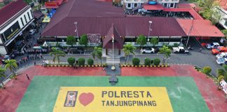 Polresta Tanjungpinang Menyediakan Penitipan Kendaraan Bagi Masyarakat Yang Hendak Mudik Idul Fitri 1446 H Polresta Tanjungpinang menyediakan layanan penitipan kendaraan gratis di kantor Polresta Tanjungpinang maupun kantor-kantor Polsek jajarannya bagi masyarakat yang hendak mudik atau selama libur Idul Fitri 1446 Hijriah.f, Polresta Tanjungpinang