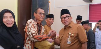 795 Ketua RT/RW di Tanjungpinang dapat Bingkisan Idulfitri dan Insentif Penyerahan secara simbolis bingkisan lebaran dan insentif kepada seluruh Ketua RT dan RW se-Kota Tanjungpinang dilakukan Wali Kota Tanjungpinang, Lis Darmansyah, didampingi Wakil Wali Kota Raja Ariza, di aula kantor Dinas Sosial Tanjungpinang pada Senin (24/3/2025). F,diskominfo Tanjungpinang