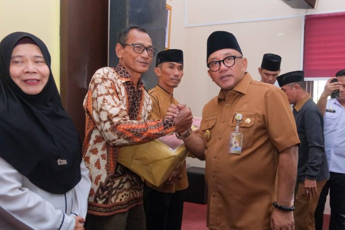 Penyerahan secara simbolis bingkisan lebaran dan insentif kepada seluruh Ketua RT dan RW se-Kota Tanjungpinang dilakukan Wali Kota Tanjungpinang, Lis Darmansyah, didampingi Wakil Wali Kota Raja Ariza, di aula kantor Dinas Sosial Tanjungpinang pada Senin (24/3/2025). F,diskominfo Tanjungpinang