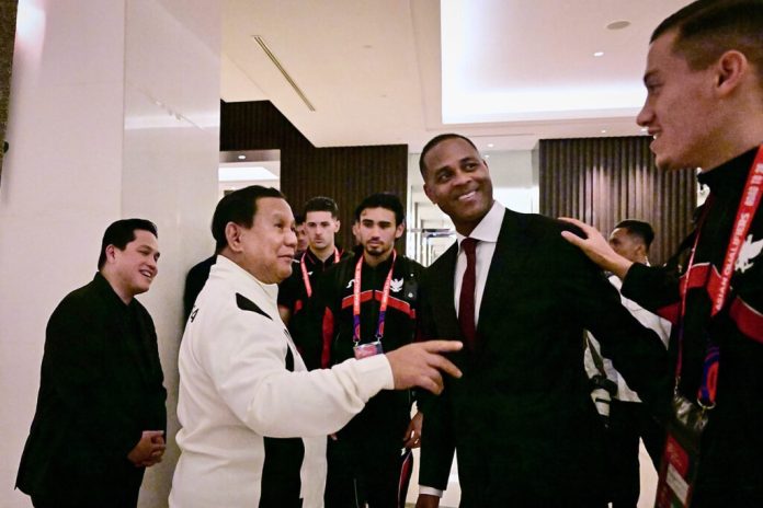 Presiden Prabowo Subianto menunjukkan dukungan penuhnya kepada Tim Nasional Sepak Bola Indonesia dengan mendatangi langsung para pemain di Hotel Fairmont Jakarta pada Selasa malam, 25 Maret 2025. (Foto: BPMI Setpres)
