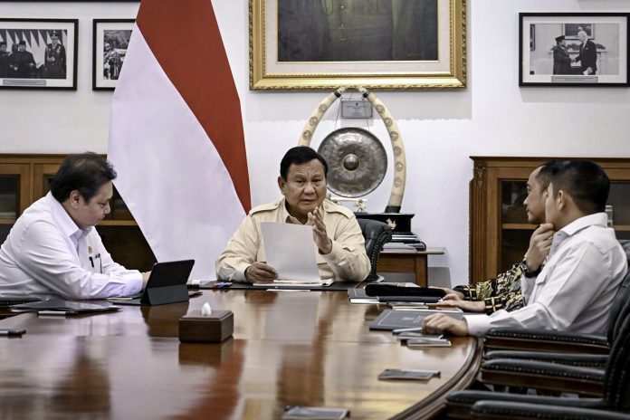Presiden Prabowo Subianto memanggil Menteri Koordinator Bidang Perekonomian, Airlangga Hartarto, ke Istana Merdeka, Jakarta, pada Selasa, 18 Maret 2025. (Foto: BPMI Setpres)