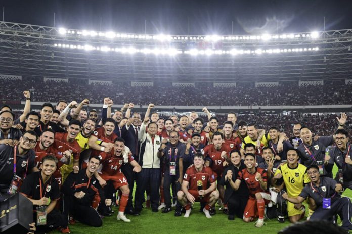 Presiden Prabowo Subianto berfoto bersama tim nasional sepak bola Indonesia usai menyaksikan langsung pertandingan melawan Bahrain pada Selasa malam, 25 Maret 2025, di Stadion Utama Gelora Bung Karno (GBK), Jakarta. (Foto: BPMI Setpres)