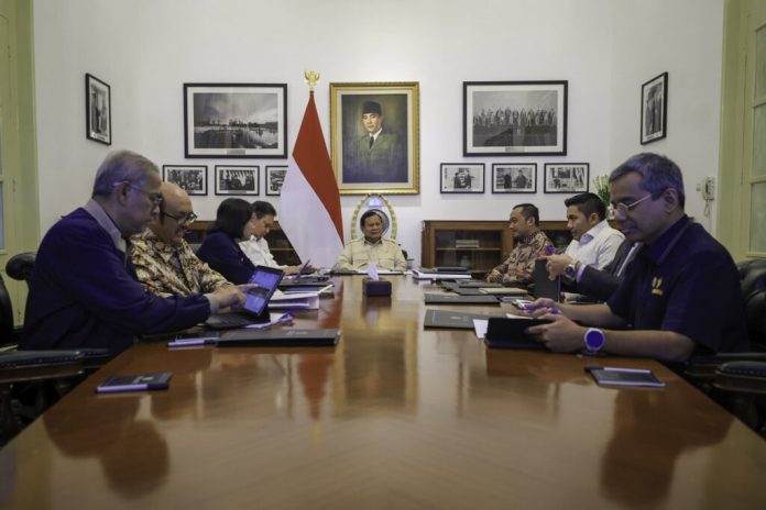 Presiden Prabowo Subianto menggelar rapat terbatas bersama sejumlah Menteri Kabinet Merah Putih di Istana Merdeka, Jakarta, pada Rabu, 26 Maret 2025. (Foto: BPMI Setpres)