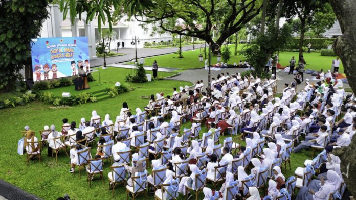 Presiden Prabowo Subianto meresmikan Peraturan Pemerintah tentang Tata Kelola Penyelenggara Sistem Elektronik dalam Pelindungan Anak, dalam sebuah acara di halaman Istana Merdeka Jakarta, pada Jumat, 28 Maret 2025. (Foto: BPMI Setpres)