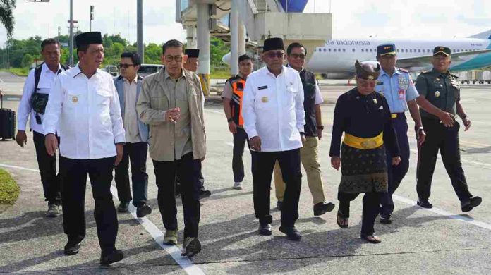 Menteri Kebudayaan Republik Indonesia, Fadli Zon, bersama rombongan tiba di Bandara Raja Haji Fisabilillah, Tanjungpinang, pukul 08.45 WIB, Senin (10/03/2025). F, diskominfo Tanjungpinang