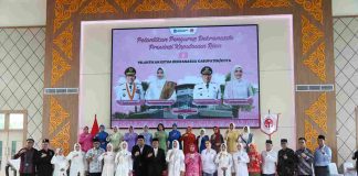 Ketua Dekranasda Kepri Resmi Lantik Yuniarni Pustoko Weni sebagai Ketua Dekranasda Kota Tanjungpinang 2025-2030 Ketua Dewan Kerajinan Nasional Daerah (Dekranasda) Provinsi Kepulauan Riau (Kepri), Dewi Kumalasari Ansar, secara resmi melantik Yuniarni Pustoko Weni sebagai Ketua Dekranasda Kota Tanjungpinang periode 2025-2030.f, diskominfo Tanjungpinang