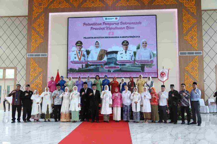 Ketua Dewan Kerajinan Nasional Daerah (Dekranasda) Provinsi Kepulauan Riau (Kepri), Dewi Kumalasari Ansar, secara resmi melantik Yuniarni Pustoko Weni sebagai Ketua Dekranasda Kota Tanjungpinang periode 2025-2030.f, diskominfo Tanjungpinang