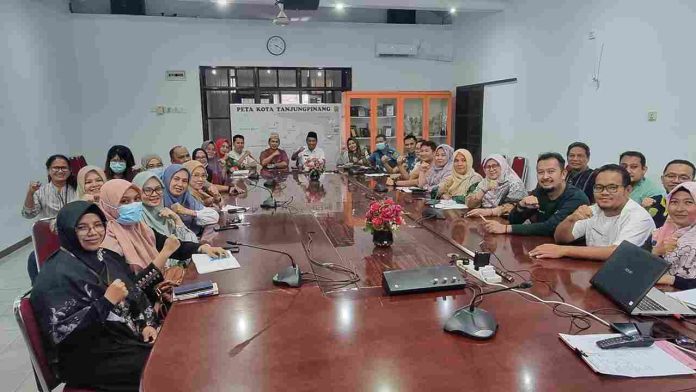 Pertemuan yang digelar di ruang rapat kantor Dinkes Tanjungpinang, Kamis (6/3) dipimpin Kepala Dinkes PPKB Tanjungpinang, Rustam dan dihadiri oleh perwakilan berbagai rumah sakit serta Puskesmas di Kota Tanjungpinang. Mereka sepakat mempercepat dan menyederhanakan prosedur rujukan agar kasus serupa tidak terulang. F, diskominfo Tanjungpinang