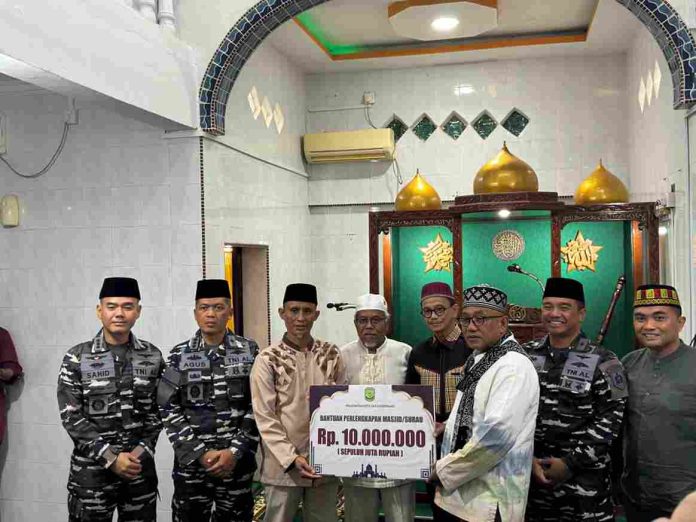 Wali Kota Tanjungpinang, Lis Darmansyah, bersama Wakil Wali Kota, Raja Ariza, berbuka puasa bersama masyarakat di Masjid Al Munawarah, Kampung Yudowinangun, Kelurahan Tanjungpinang Barat, Sabtu (15/3/2025)