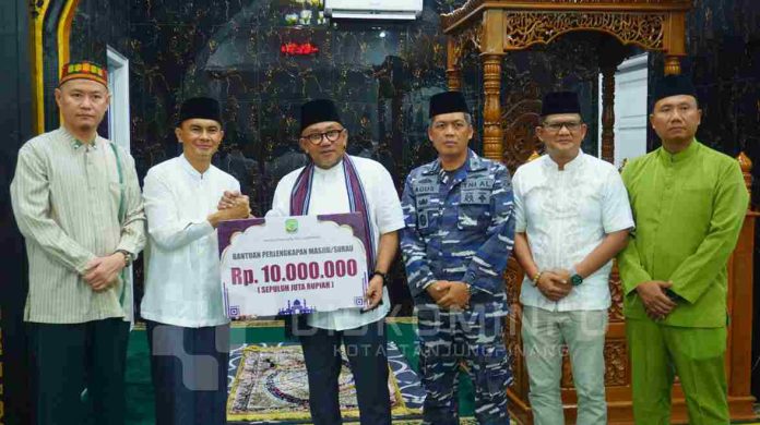 Suasana kebersamaan dan keberkahan Ramadan mewarnai Masjid Nurussa’adah, Air Raja, ketika Wali Kota Tanjungpinang, Lis Darmansyah, beserta jajaran pemerintah setempat melaksanakan Sholat Tarawih bersama dalam rangkaian Safari Ramadan 1446 H, Rabu (27/3/2025) f,diskominfo Tanjungpinang