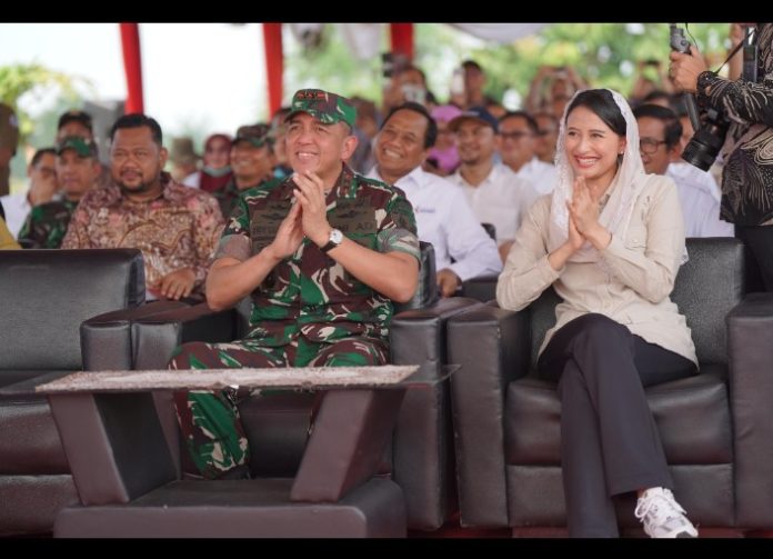 Panglima Kodam (Pangdam) V/Brawijaya, Mayjen TNI Rudy Saladin, M.A., saat menghadiri kegiatan panen dan serap gabah di Kecamatan Benjeng, Kabupaten Gresik, Jumat (14/03/2025). F, Kodam V/Brawijaya