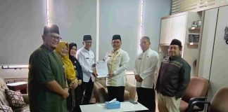 Aplikasi SINERGI Kota Tanjungpinang Resmi Tersertifikasi Elektronik oleh BSSN Aplikasi SINERGI yang dapat diakses melalui https://sinergi.tanjungpinangkota.go.id/ dinyatakan telah lolos tahap integrasi modul sertifikat elektronik hingga pengujian sistem. Sertifikat tersebut diserahkan langsung oleh Kepala Diskominfo Tanjungpinang, Teguh Susanto, kepada Kepala Badan Kepegawaian dan Pengembangan Sumber Daya Manusia (BKPSDM), Achmad Nur Fatah, di Kantor BKPSDM, Jalan Daeng Celak Gedung B, Senggarang, Rabu (26/3/2025). f,diskominfo Tanjungpinang