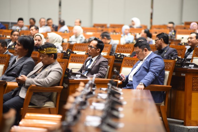 Rapat paripurna yang dipimpin oleh Wakil Ketua DPR RI, Adies Kadir, Rapat Paripurna DPR RI ke-14 Masa Persidangan II Tahun Sidang 2024-2025 terhadap permohonan pertimbangan kewarganegaraan Indonesia atau naturalisasi untuk tiga pemain sepak bola, yaitu Dean Ruben James, Joey Mathijs Pelupessy, dan Emil Audero Mulyadi di Senayan, Jakarta, Kamis (6/3). F,pssi