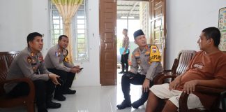 Kapolresta Tanjungpinang Kunjungi Personel dan ASN yang Sakit Menahun, Berikan THR dan Sembako Kapolresta Tanjungpinang, Kombes Pol Hamam Wahyudi, bersama jajarannya mengunjungi kediaman personel Polri dan ASN Polresta Tanjungpinang yang menderita sakit menahun, Senin (24/3/2025) f,Polresta Tanjungpinang