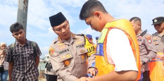 Polresta Tanjungpinang Berikan Paket Keselamatan Laut dan Takjil di Pelabuhan Pelantar Kuning Polresta Tanjungpinang memberikan paket perlengkapan keselamatan penyeberangan laut serta membagikan takjil kepada masyarakat di Pelabuhan Pelantar Kuning, Tanjungpinang, Senin (24/3/2025) f,Polresta Tanjungpinang