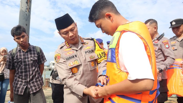 Polresta Tanjungpinang memberikan paket perlengkapan keselamatan penyeberangan laut serta membagikan takjil kepada masyarakat di Pelabuhan Pelantar Kuning, Tanjungpinang, Senin (24/3/2025) f,Polresta Tanjungpinang