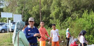 Peringati HPSN 2025, DLH Pemko Tanjungpinang Bersihkan Sampah dari Laut dan Darat Dalam rangka memperingati Hari Peduli Sampah Nasional (HPSN) 2025, Dinas Lingkungan Hidup (DLH) Kota Tanjungpinang menggelar aksi gotong-royong membersihkan sampah di berbagai titik, baik di darat maupun di laut, Jumat, (21/2/2025). f,DLH